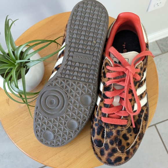 Adidas Women's Leopard Print Sneakers with Red Accents - Picture 6 of 9